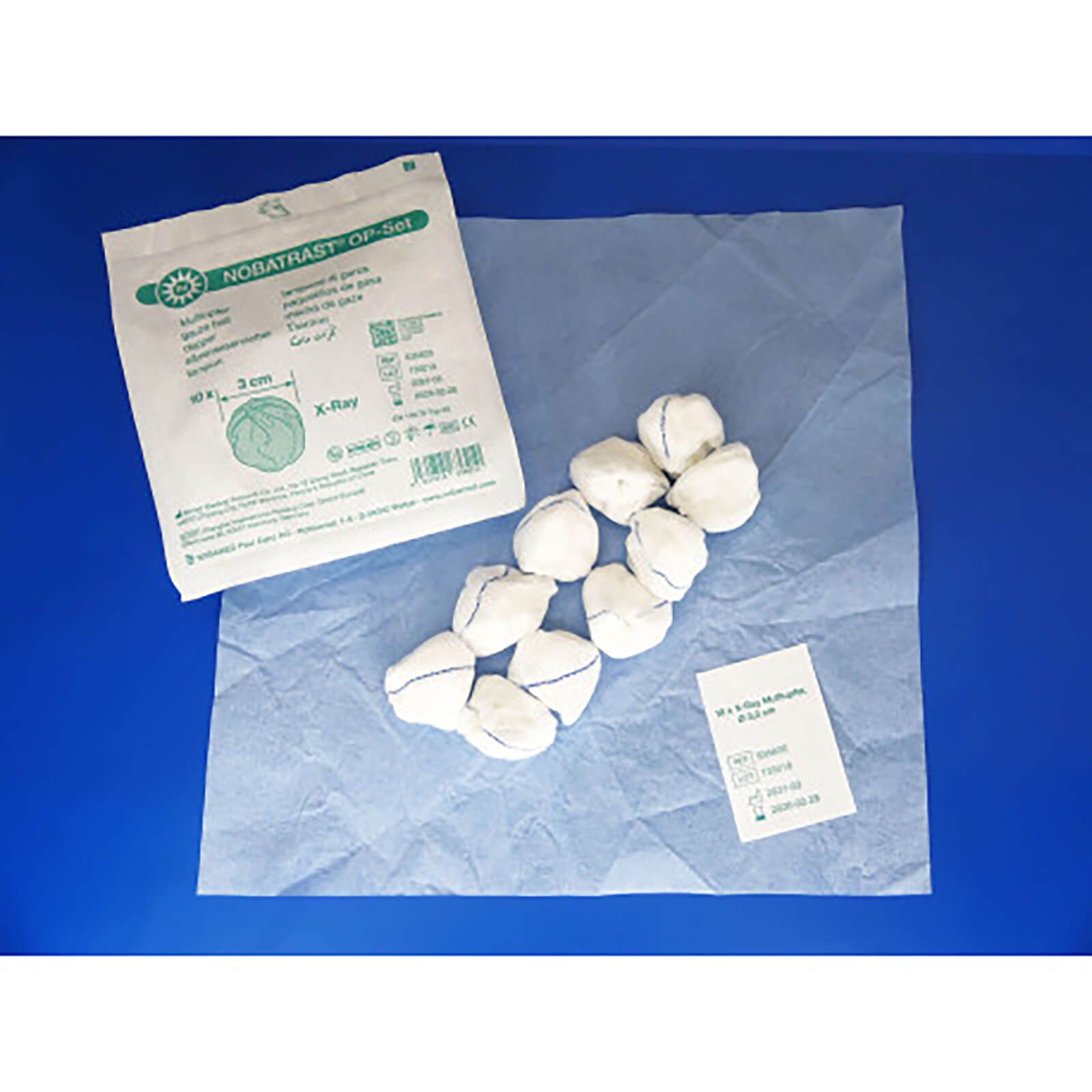 Verpackung mit Mulltupfern, daneben Mulltupfer auf blauem Untergrund. Produktinformationen und Größenangaben sind sichtbar.