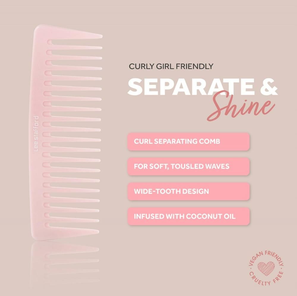 Ein heller, rosafarbener Kamm mit breiten Zinken, 'Curly Girl Friendly' und 'Separate & Shine'.