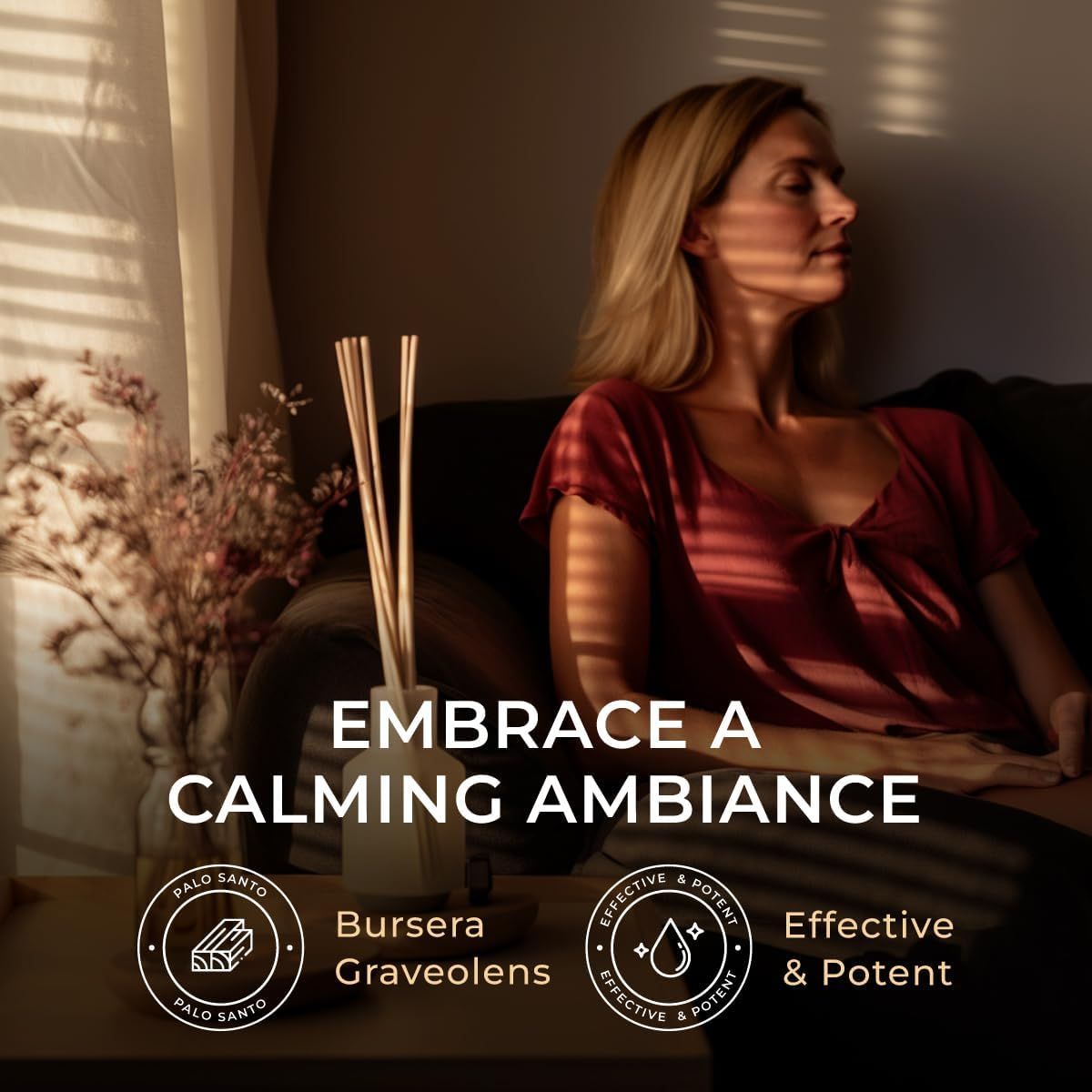 Weißer Diffusor mit Holzstäbchen. Text: Palo Santo, Bursera Graveolens, Effective & Potent. Frau sitzt auf Sofa.
