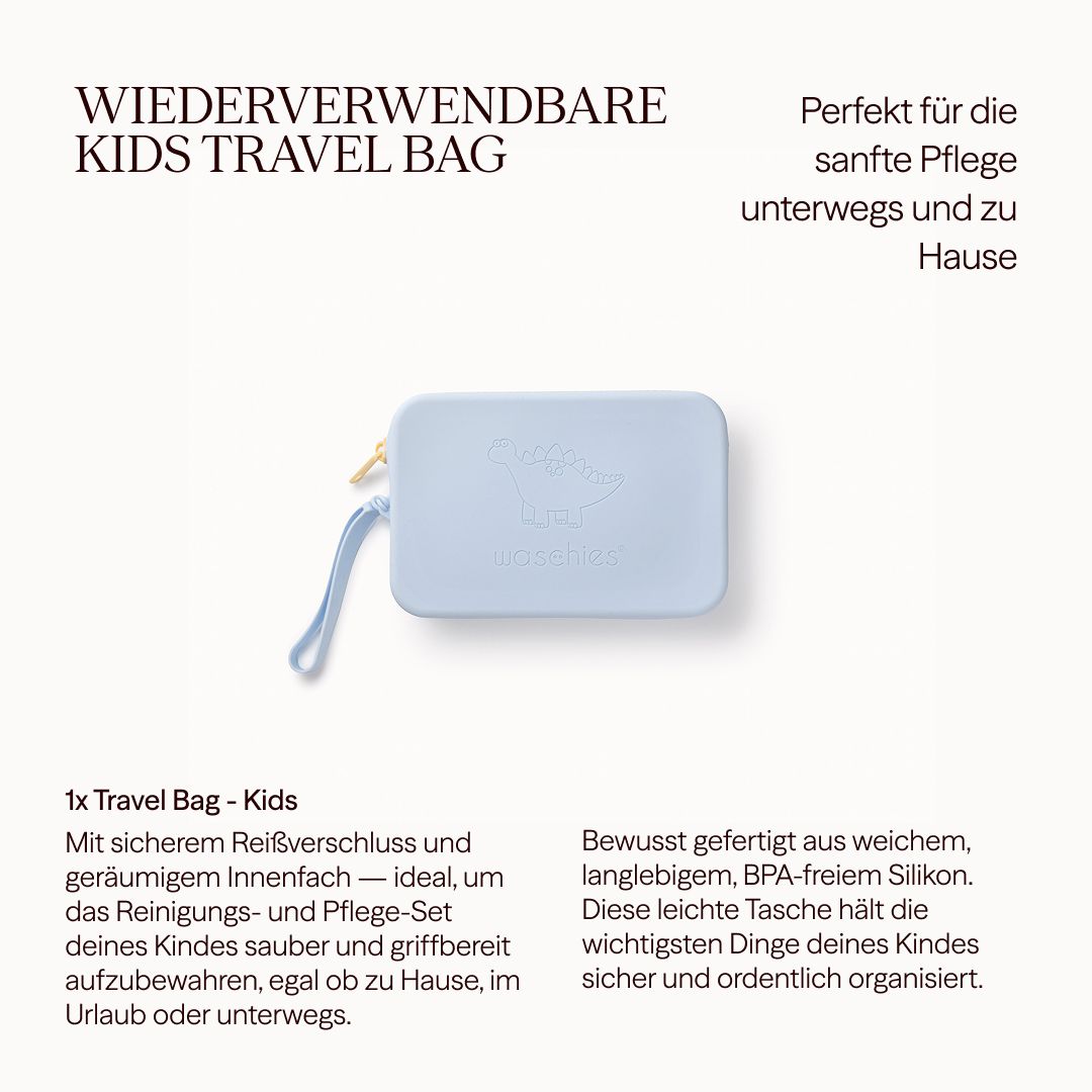 Hellblaue Tasche mit Reißverschluss und Dinosaurier-Motiv. Waschies-Logo. Text über die Tasche.