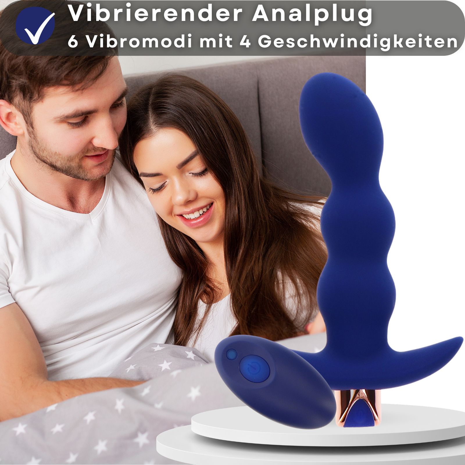 Blauer Analplug mit Fernbedienung. Text: Vibr. Analplug, 6 Modi mit 4 Geschwindigkeiten. Paar im Hintergrund.