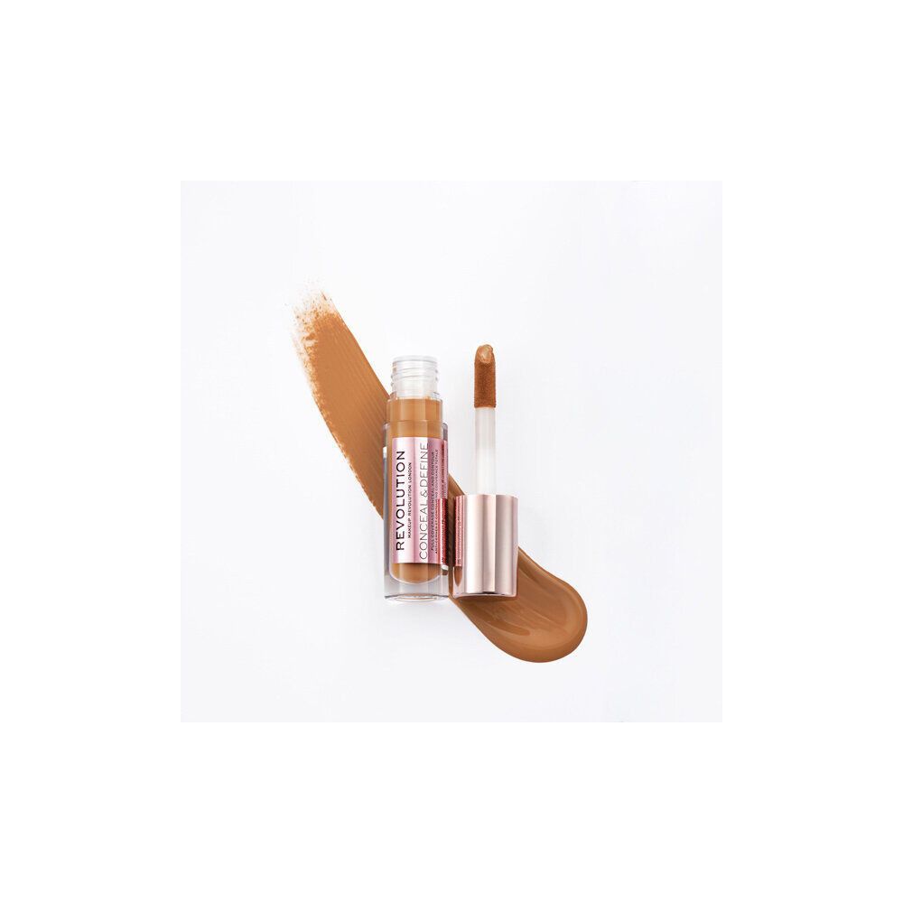 Concealer-Fläschchen mit Applikator und Farbabstrich. Marke: Makeup Revolution. Helle, goldbraune Farbe.