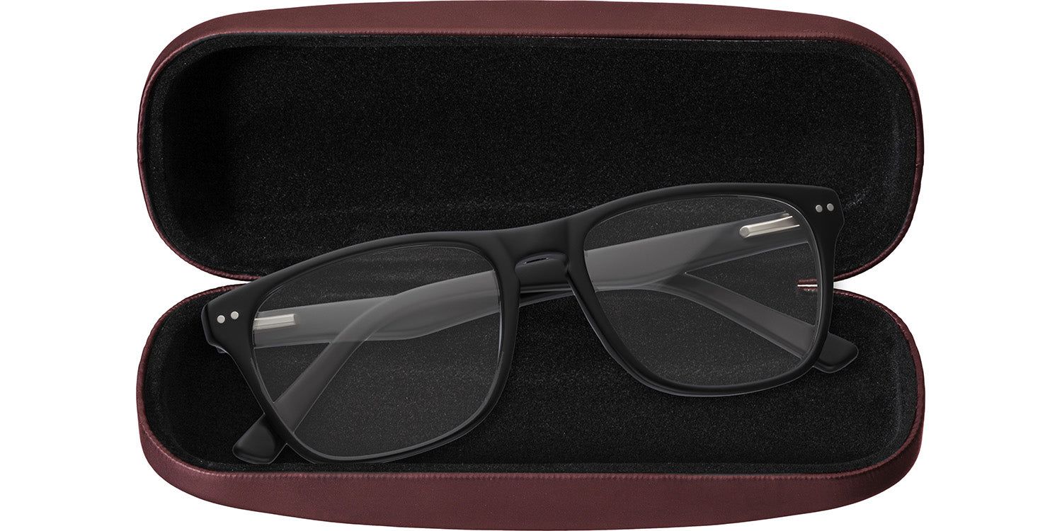 Geöffnetes Hartschalenetui, bordeauxfarben. Enthält eine schwarze Brille mit transparenten Gläsern.