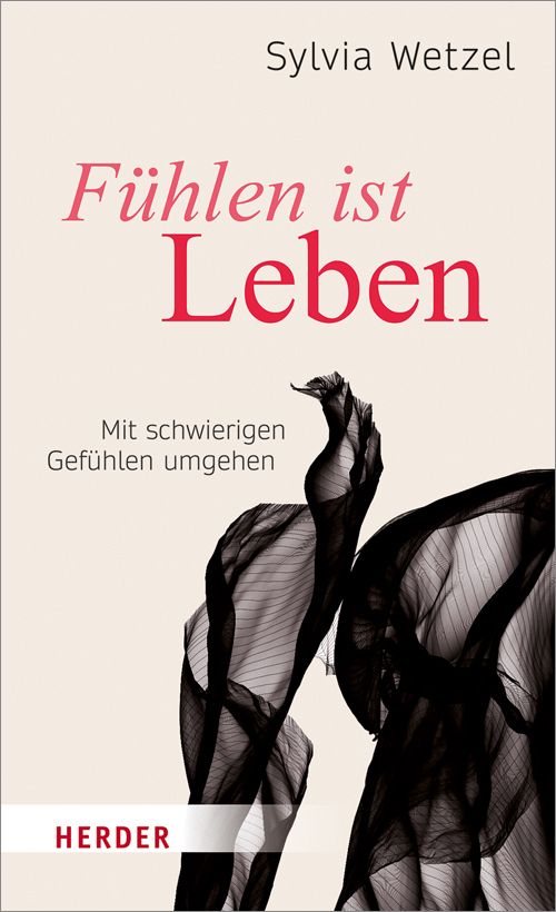Buchcover mit Titel "Fühlen ist Leben" von Sylvia Wetzel. Schwarze Stoffbahnen vor hellem Hintergrund. Verlag Herder.