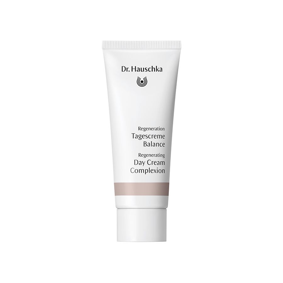 Weiße Tube mit Aufschrift Dr. Hauschka, Regeneration Tagescreme Balance. Beige Farbstreifen. Deckel und Schrift in Schwarz.