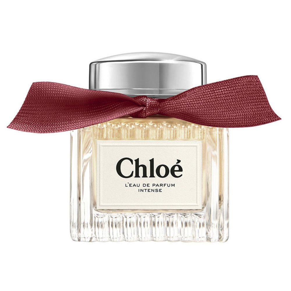 Chloé L'Eau de Parfum Intense Flakon. Quadratischer Glasflakon mit Schleife. Silberner Verschluss.