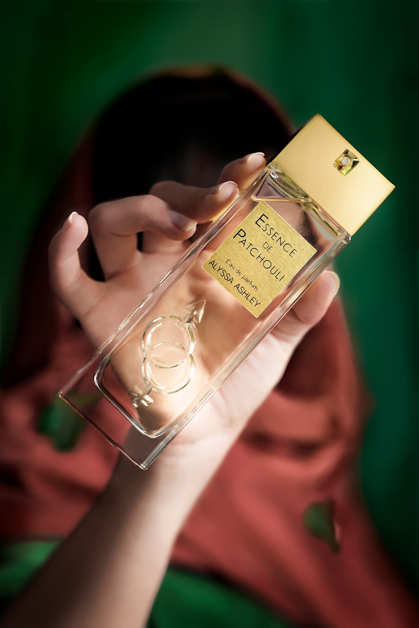 Hand hält Alyssa Ashley Essence de Patchouli Eau de Parfum Flakon.