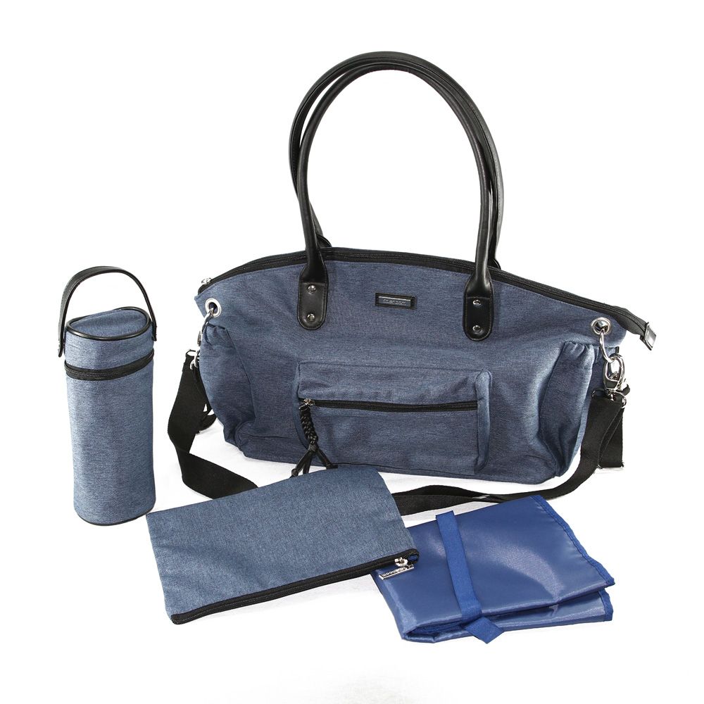 Blaue Wickeltasche mit Zubehör: Flaschenhalter, Wickelunterlage und Kosmetiktasche. Schwarze Griffe und Schulterriemen.