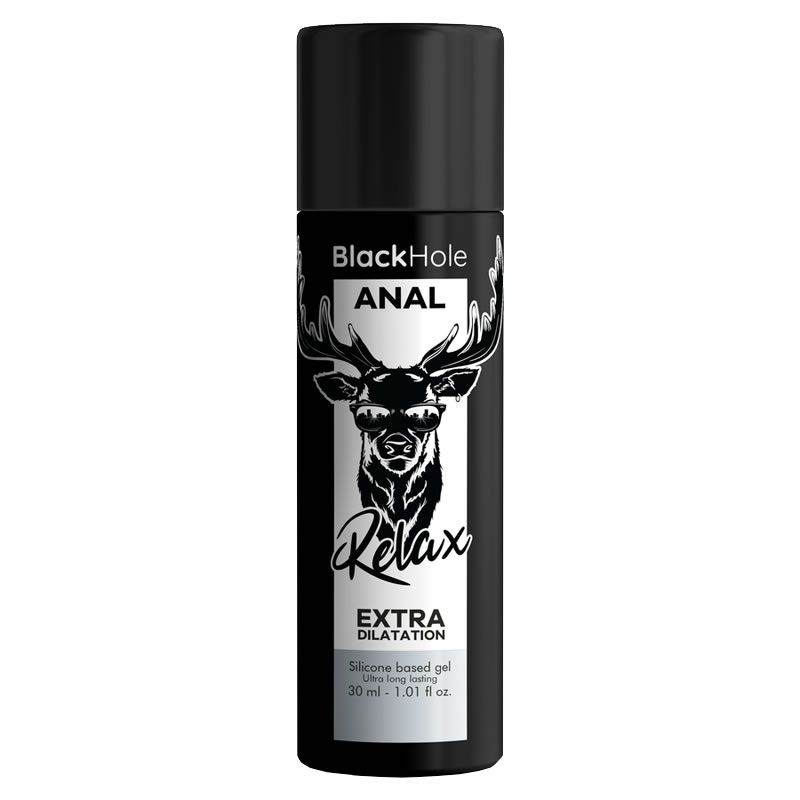 Schwarze Flasche mit Aufschrift Black Hole ANAL. Abbildung eines Hirsches mit Sonnenbrille. Text: EXTRA DILATATION.