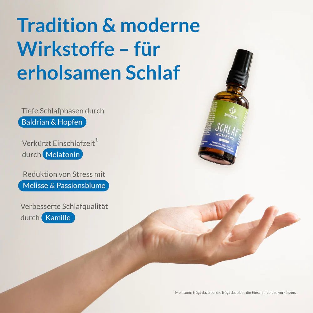 Hand hält BitterLiebe Schlaf Komplex Spray. Braune Flasche mit schwarzem Sprühkopf. Text: Tradition & moderne Wirkstoffe.
