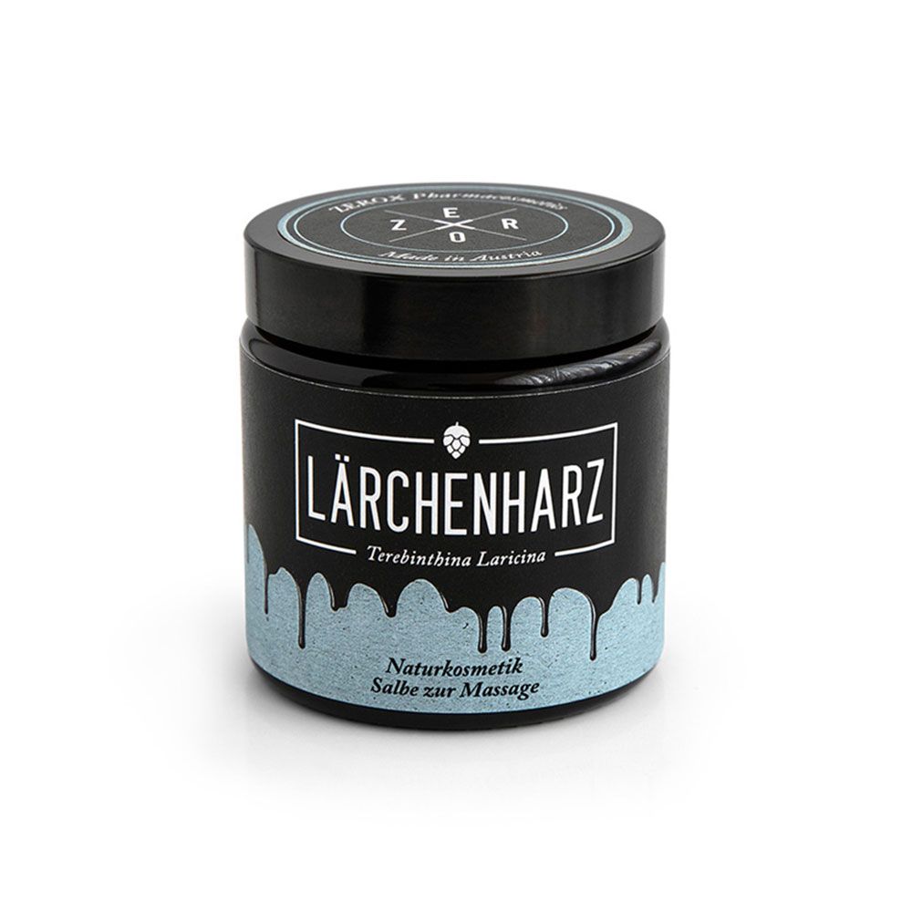 Schwarzes Glas mit blauem Etikett. Aufschrift: LÄRCHENHARZ, Terebinthina Laricina. Naturkosmetik Salbe zur Massage.