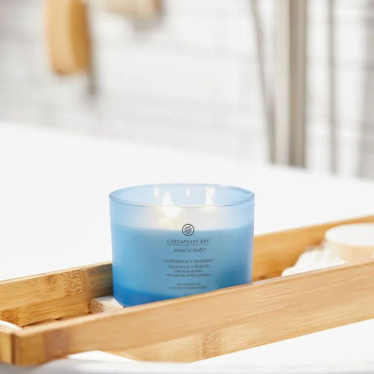 Blaue Kerze Chesapeake Bay, 3 Dochte, auf Holztablett. Text: confidence + freedom, assurance + liberté. Badezimmer-Kontext.
