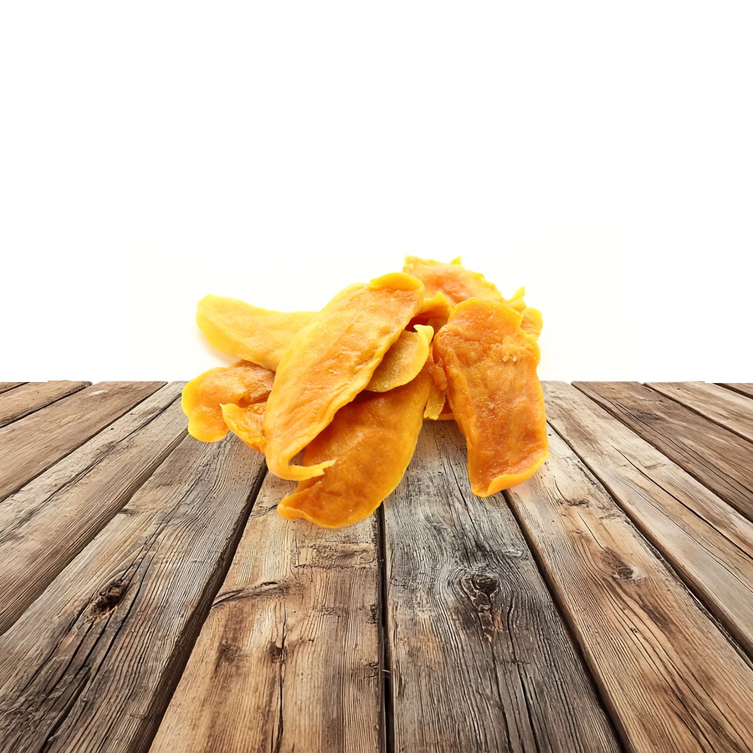 Getrocknete Mangoscheiben auf einer Holzoberfläche.
