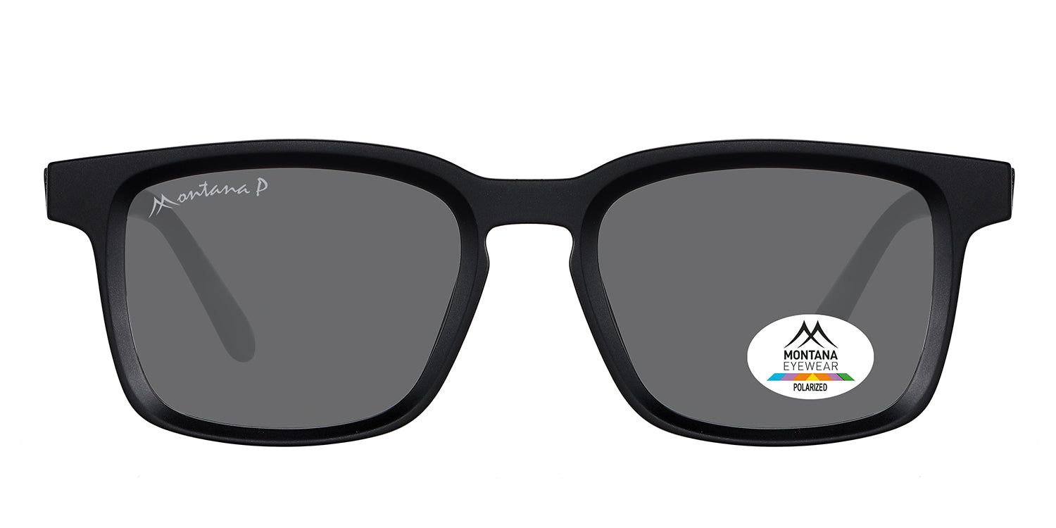 Schwarze Sonnenbrille mit rechteckigen Gläsern. Montana Eyewear Logo auf dem linken Bügel und Aufkleber auf dem rechten Glas.