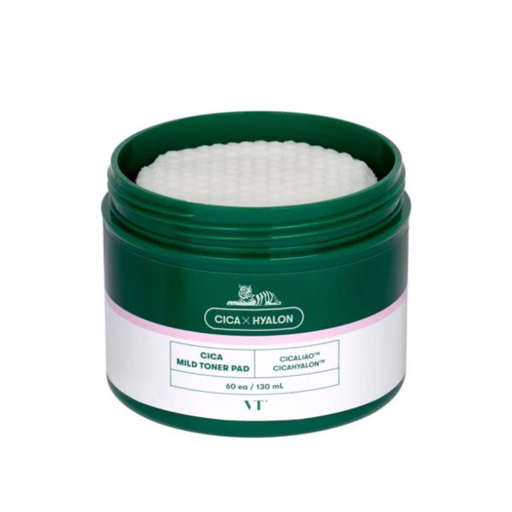 Grüner Tiegel, geöffnet, mit weißen Toner Pads. Aufschrift: CICA Mild Toner Pad, CICA x HYALON, VT.