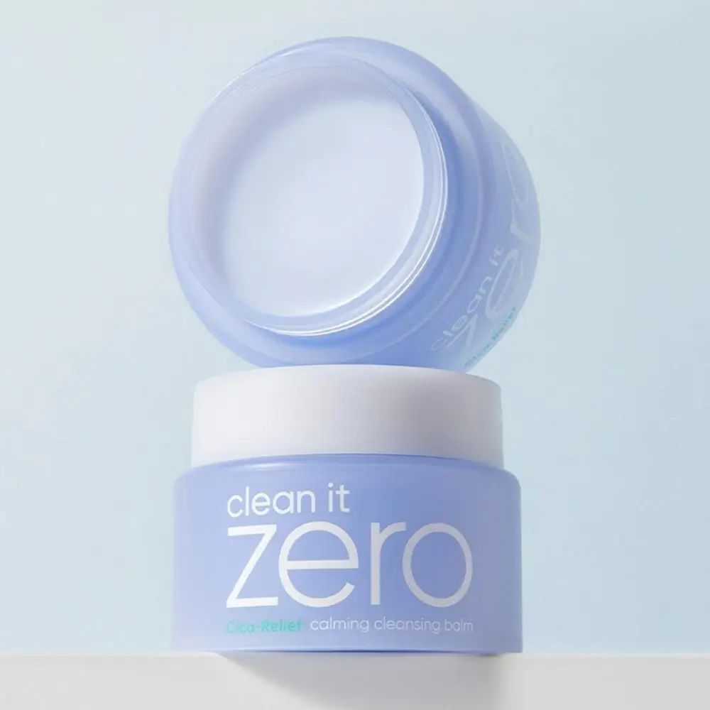 Ein Behälter mit blauem "clean it zero" Reinigungsbalsam, der Deckel ist abgenommen und daneben platziert.