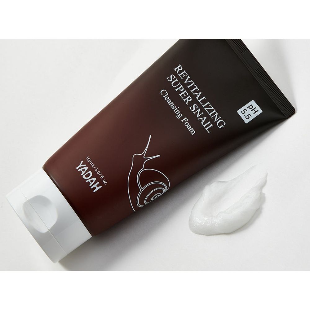 Braune Tube mit "Revitalizing Super Snail Cleansing Foam" und "YADAH". pH 5.5 Logo. Klecks Reinigungsschaum.