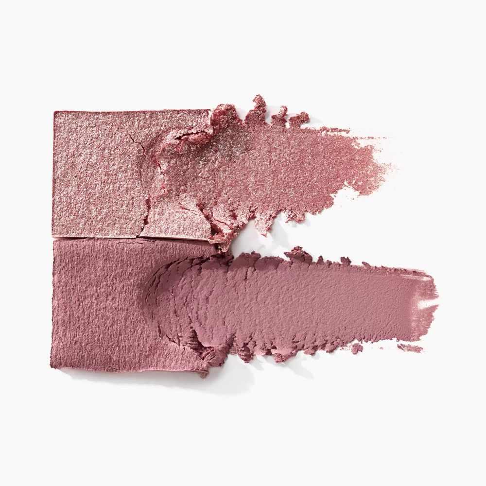 Zwei Farbmuster von Lidschatten. Oben glänzend, unten matt. Beide in Rosatönen. Auf weißem Hintergrund.