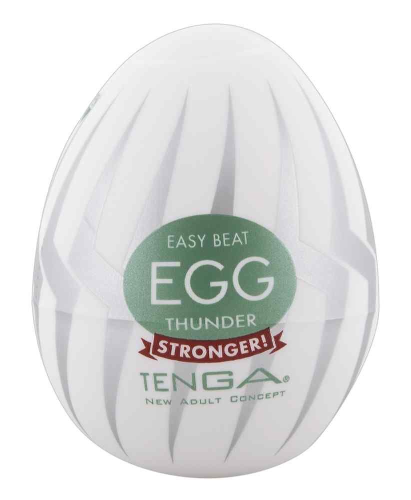 Weißes, eiförmiges Produkt mit grauen Streifen. Grünes Etikett mit "EGG THUNDER STRONGER!" und "TENGA" Schriftzug.