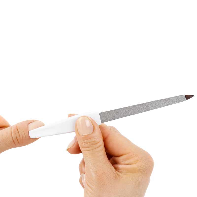 Nagelfeile mit geradem Feilenblatt, weißer Griff, wird an einem Finger verwendet. Feilenblatt aus Metall.