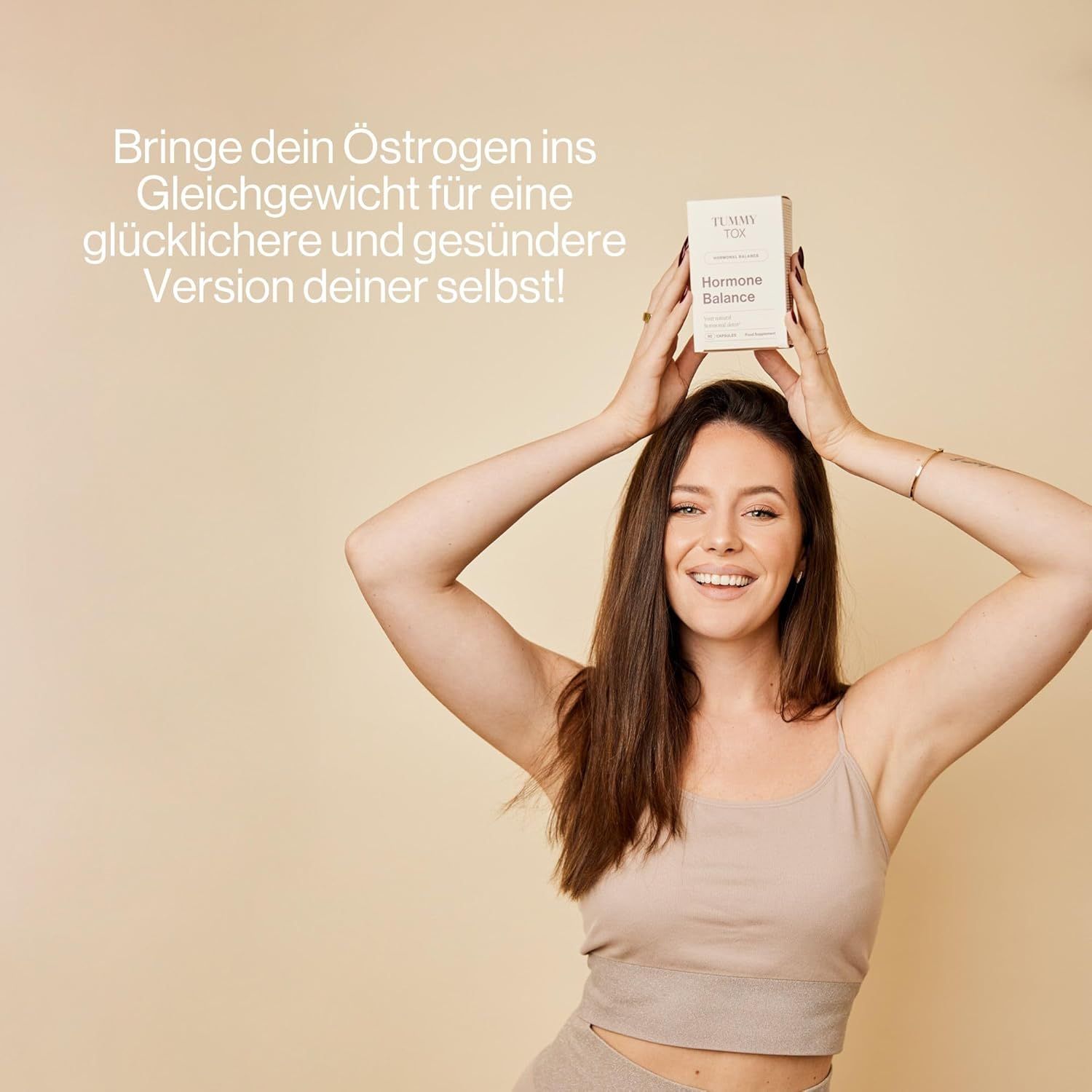 Frau hält eine "Tummy Tox Hormone Balance" Box. Aufschrift: "Hormone Balance".