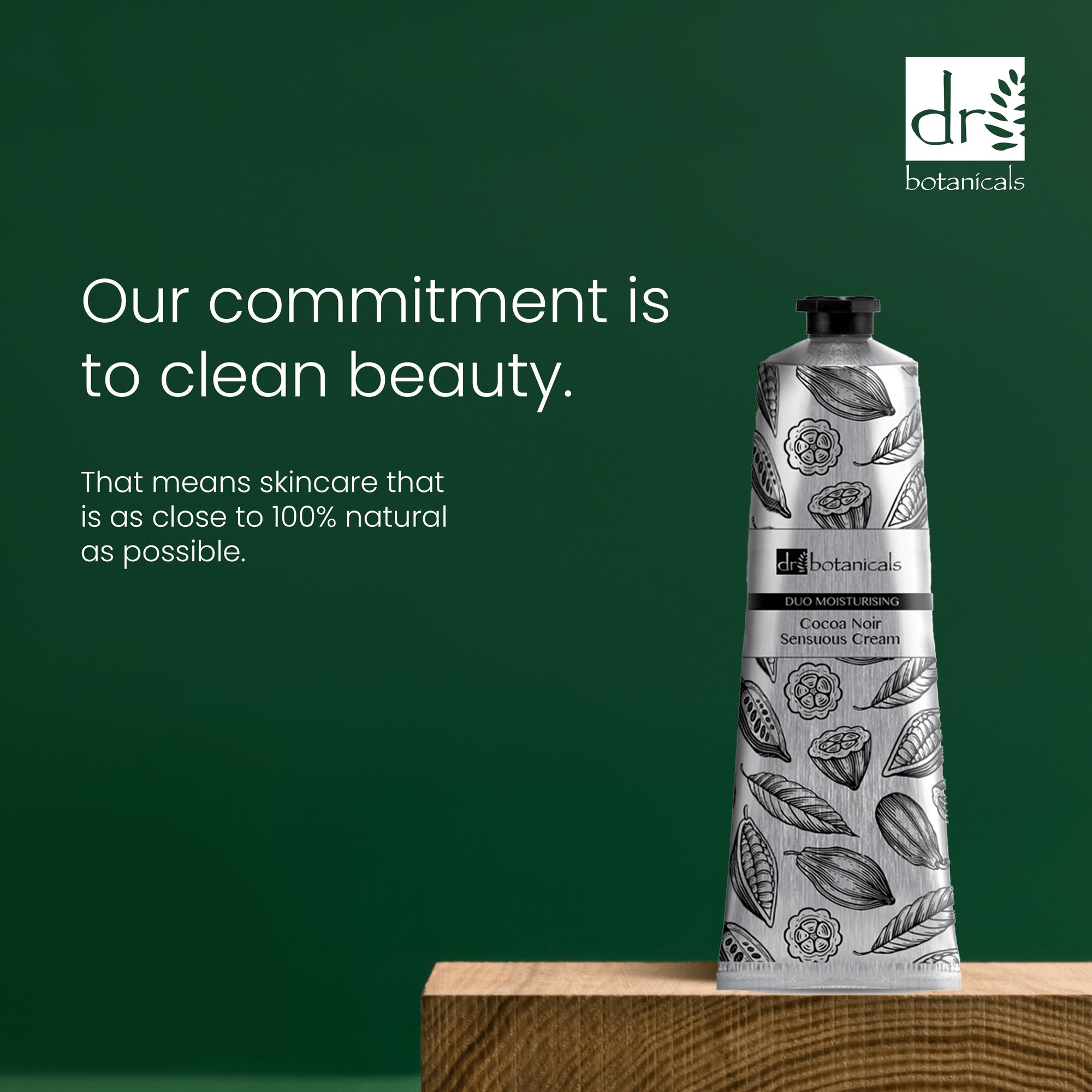 Tube mit botanischem Muster. Text: Cocoa Noir Sensuous Cream, Duo Moisturising. Marke: Dr Botanicals. Hintergrund: Grün mit Text über natürliche Inhaltsstoffe.