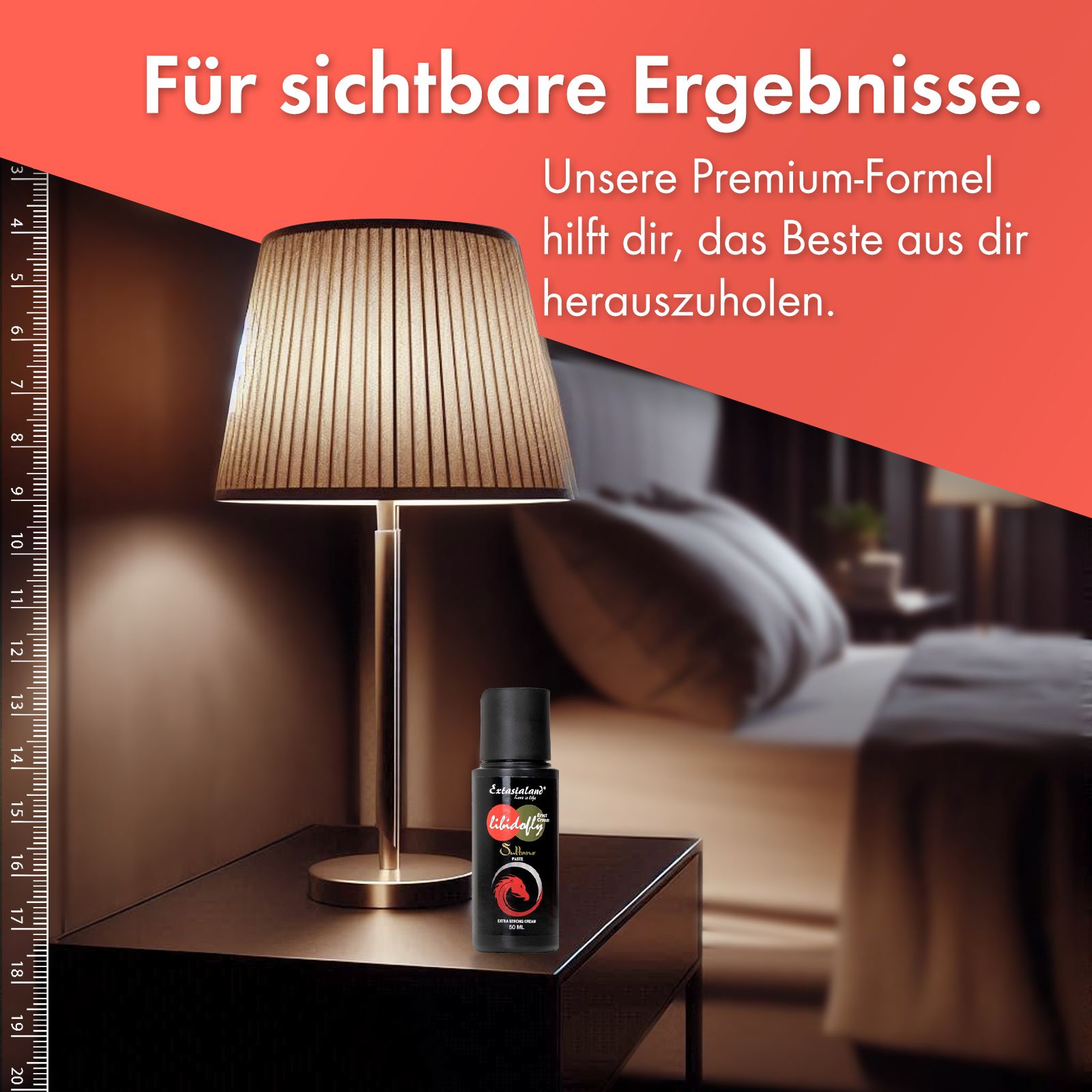 Produktflasche auf Nachttisch. Aufschrift: Extasialand, Libidofly Sultans Paste, rotes Drachenlogo. Text: Für sichtbare Ergebnisse. Lampe.
