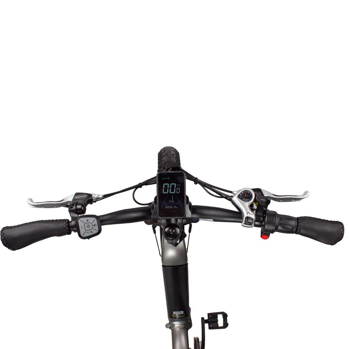 Fahrradlenker mit Bedienelementen und Display. Schwarze Griffe, Bremshebel, und ein digitales Display. Der Hintergrund ist weiß.