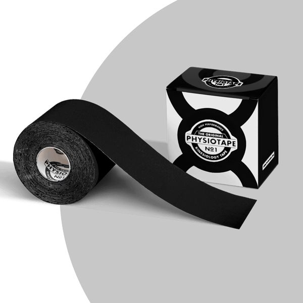 Schwarzes PhysioTape No.1, Kinesiotape, auf Rolle und in Verpackung. Schwarze Schrift auf weißem Hintergrund. Produktname deutlich sichtbar.