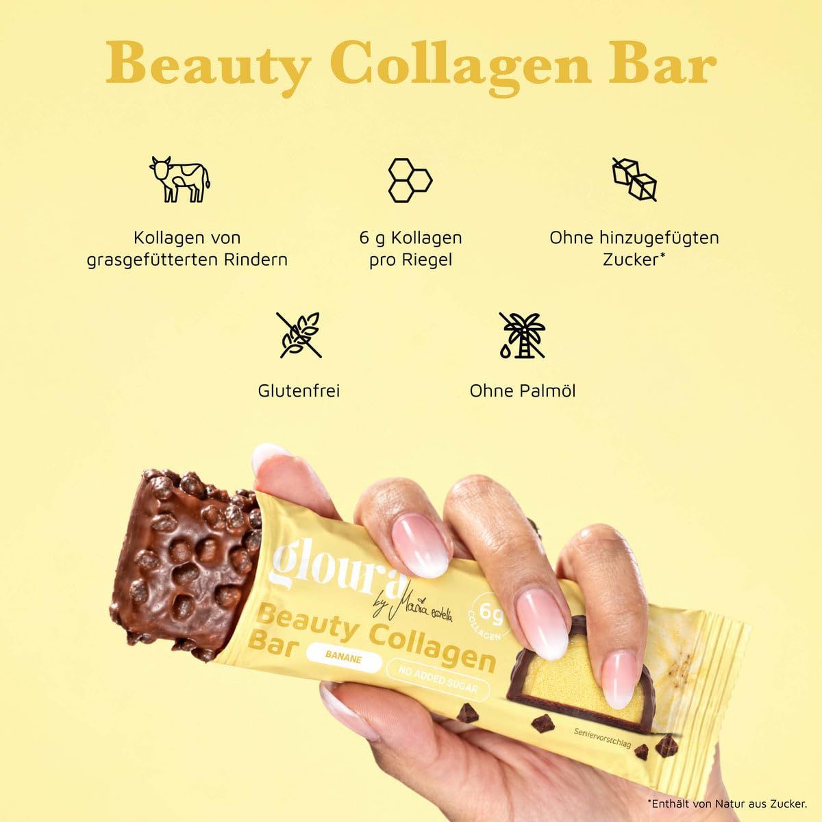 Hand hält einen aufgebissenen Bananen-Beauty-Kollagenriegel mit Schokoladenstückchen.