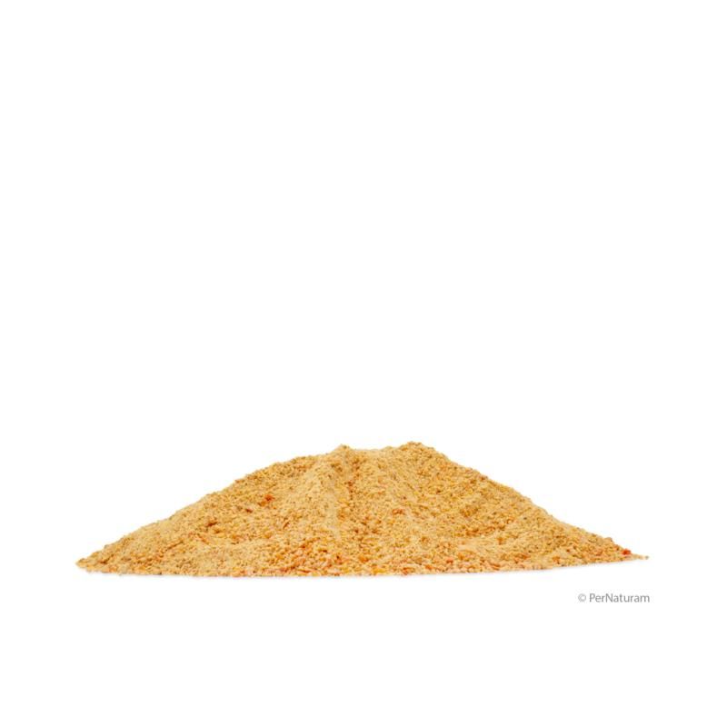 Haufen braunes Pulver auf weißem Hintergrund. Keine Verpackung sichtbar. Produktname nicht erkennbar.