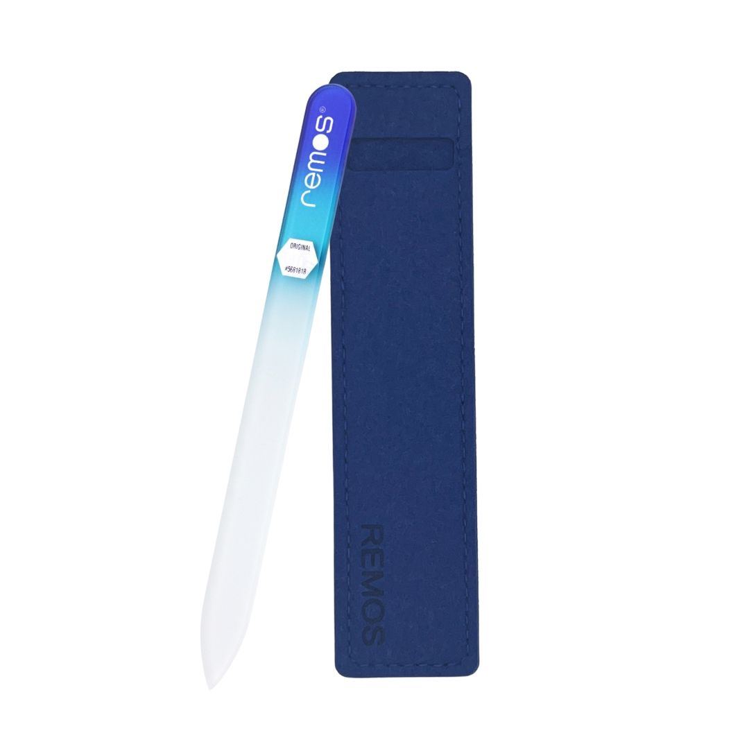Glasnagelfeile mit blauem Griff und Etui. Die Feile ist beidseitig nutzbar. Das Etui ist blau und hat den Schriftzug REMOS.