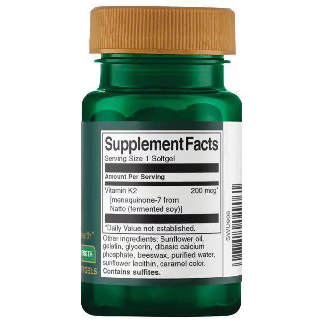 Rückseite einer grünen Flasche mit braunem Deckel. Etikett mit Nährwertangaben: Vitamin K2, 200 mcg. Enthält 1 Softgel.