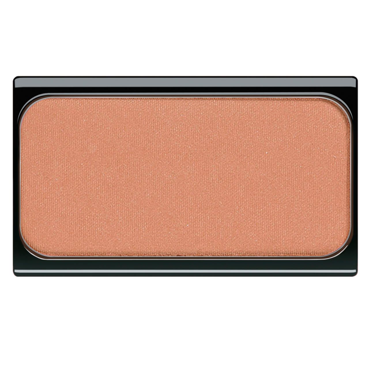 Blush in rechteckiger, schwarzer Kompaktverpackung. Der Inhalt ist pfirsichfarben.
