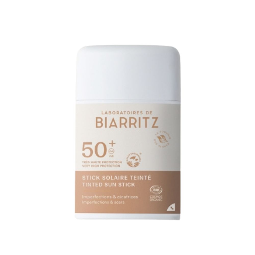 Weißer, rechteckiger Sonnenschutz-Stick. Aufschrift: BIARRITZ, 50+, Stick Solaire Teinté, Imperfections & cicatrices. Bio-Siegel.
