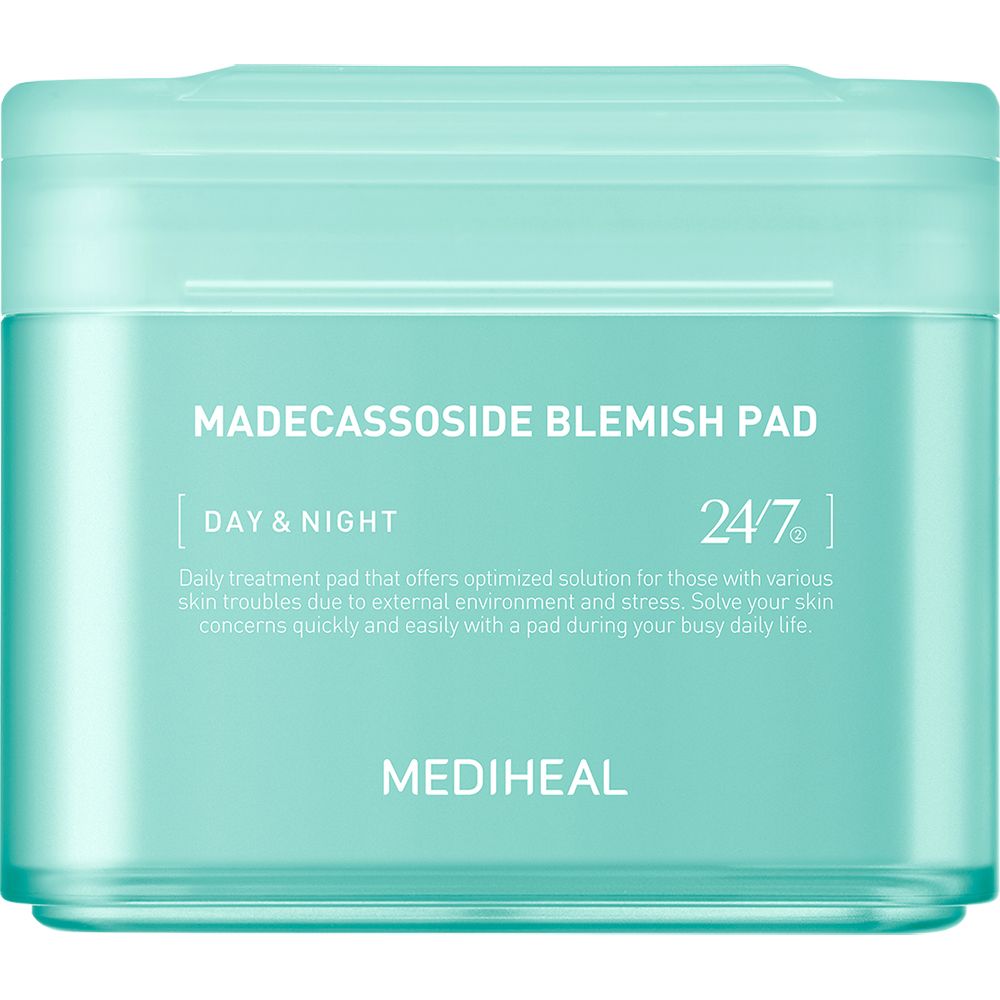 Türkisfarbener Behälter mit "MADECCASSOSIDE BLEMISH PAD"-Aufschrift. Text: "DAY & NIGHT 24/7". Marke: MEDIHEAL.