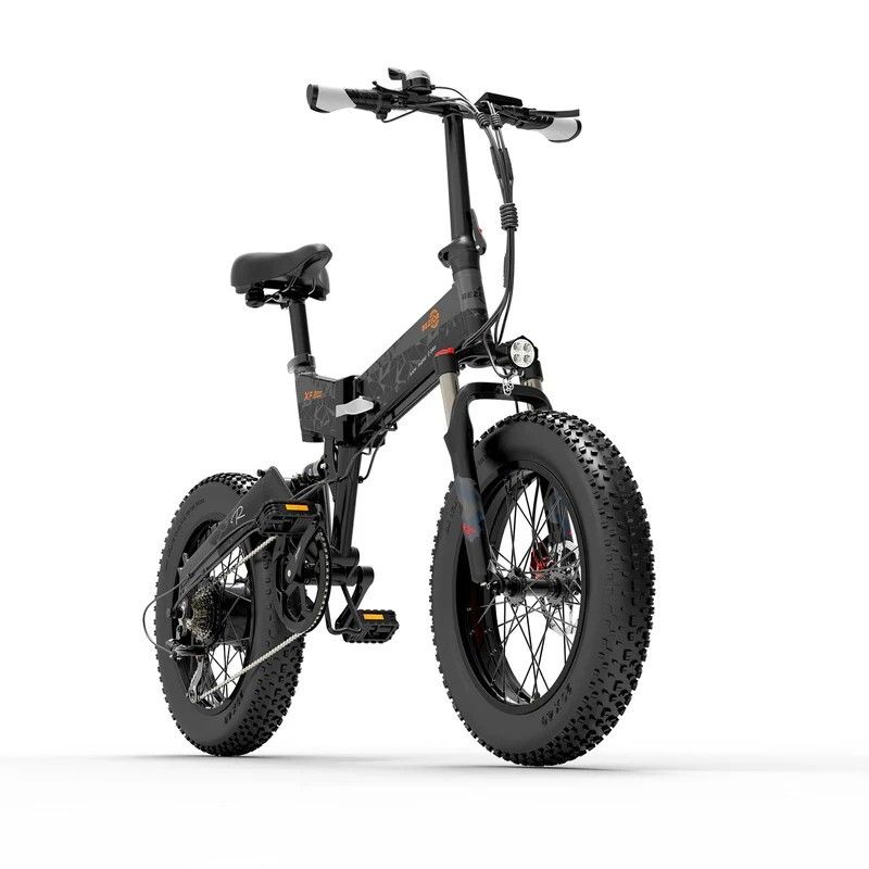 Schwarzes, faltbares Elektrofahrrad. Breitreifen, Scheinwerfer, Sattel. Ansicht von vorne. Details: Bremsscheiben, Pedale.