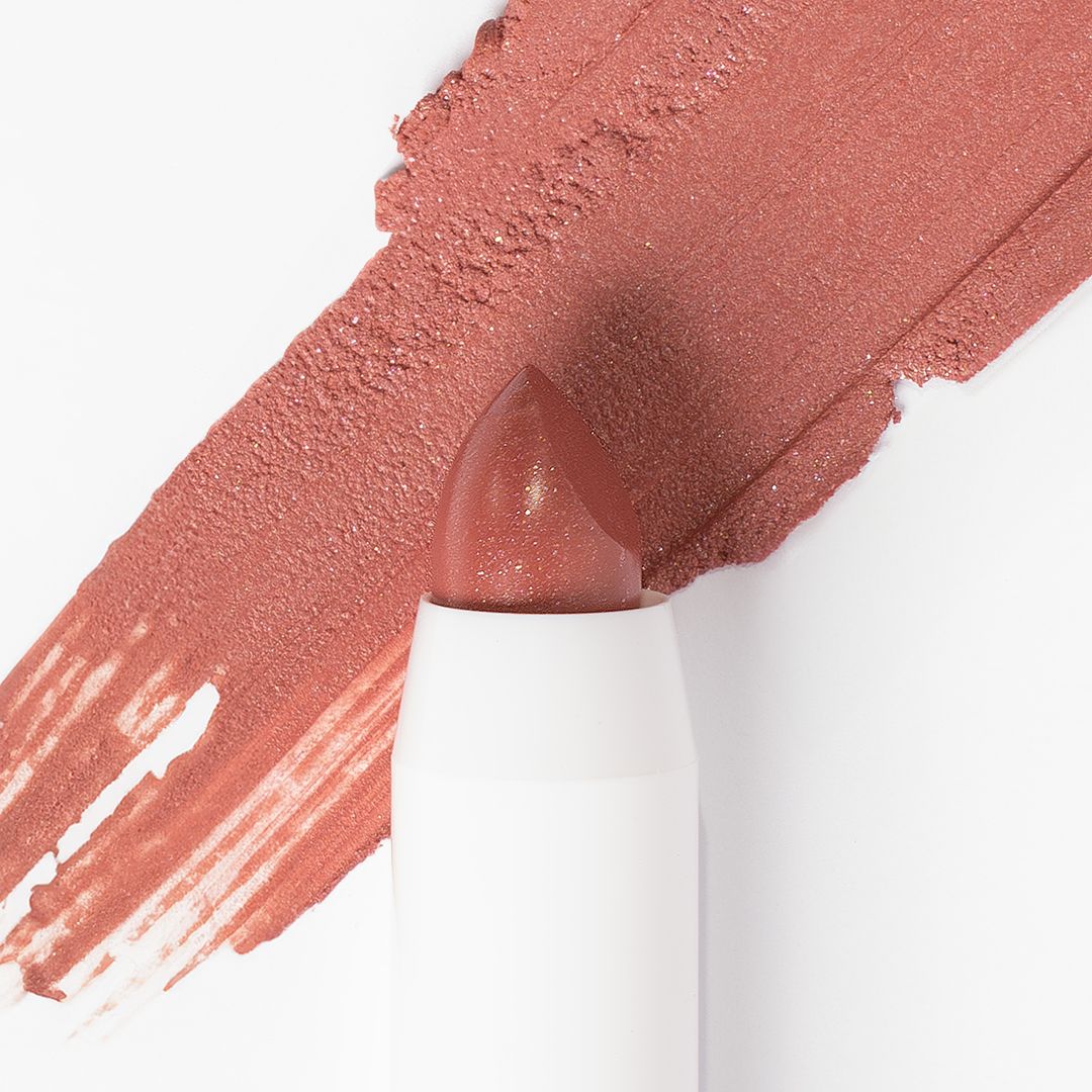 Nahaufnahme der Spitze eines rosafarbenen Lippenstiftes mit einem Farbmuster.
