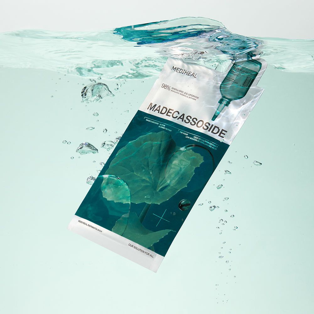 Verpackung der MEDIHEAL Madecassoside Essential Maske im Wasser. Text: Madecassoside, 98%, Blatt-Illustration.