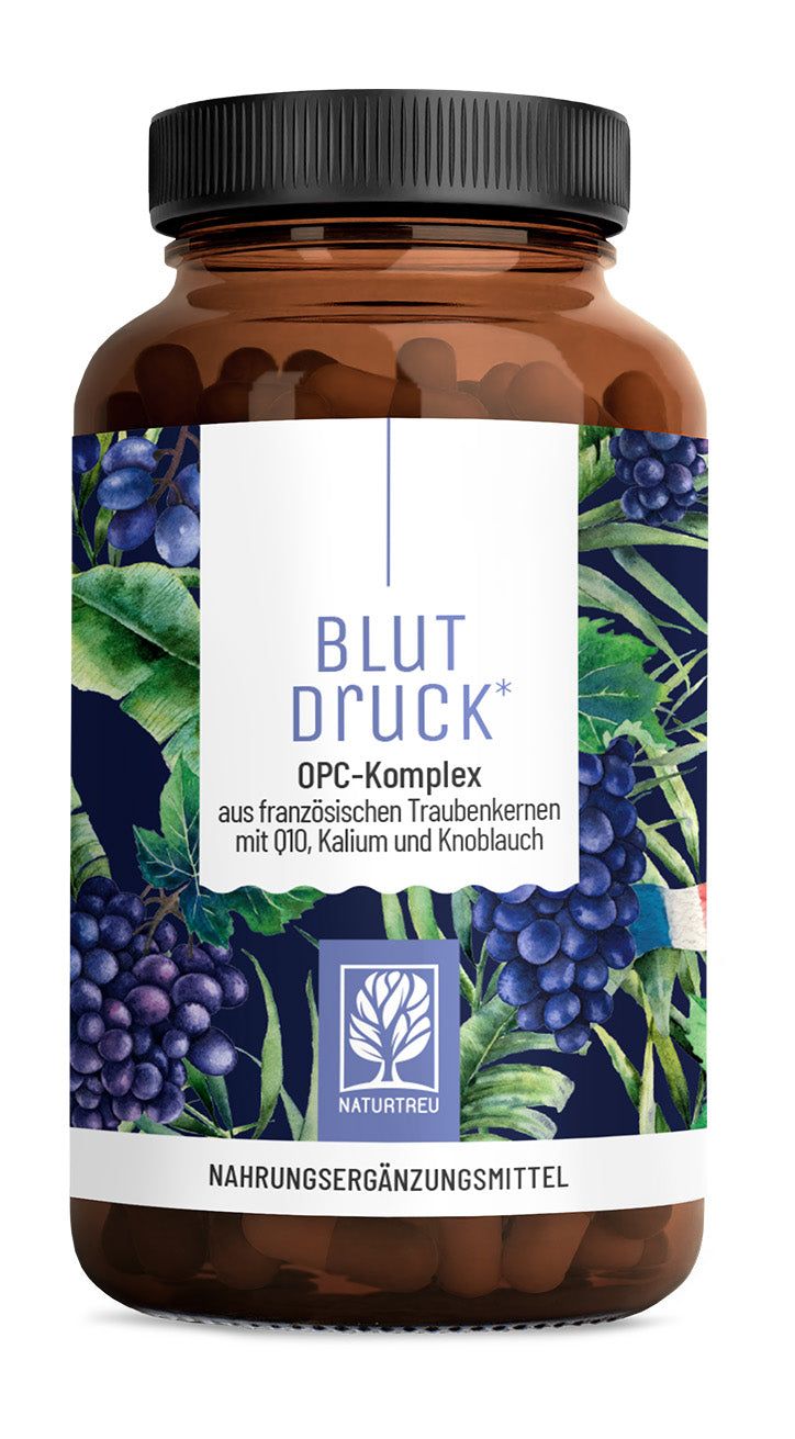 Braune Flasche mit schwarzen Deckel. Etikett mit Produktnamen und Logo. Hintergrund mit Trauben und Blättern.
