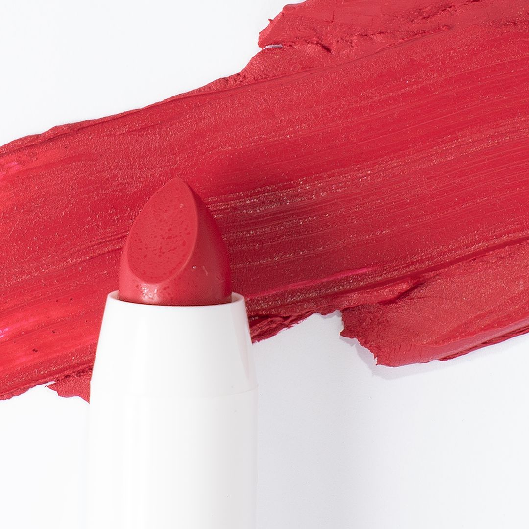 Nahaufnahme eines roten Lippenstifts mit rotem Farbauftrag.
