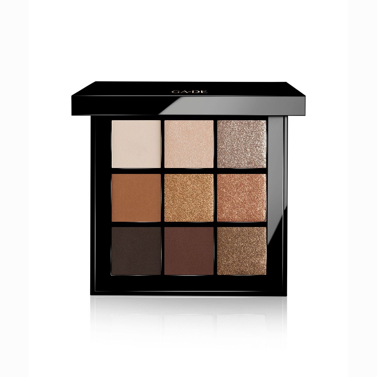 Ga-De Velveteen Lidschatten-Palette mit neun Farbtönen in quadratischer, schwarzer Verpackung. Oben steht "GA-DE".
