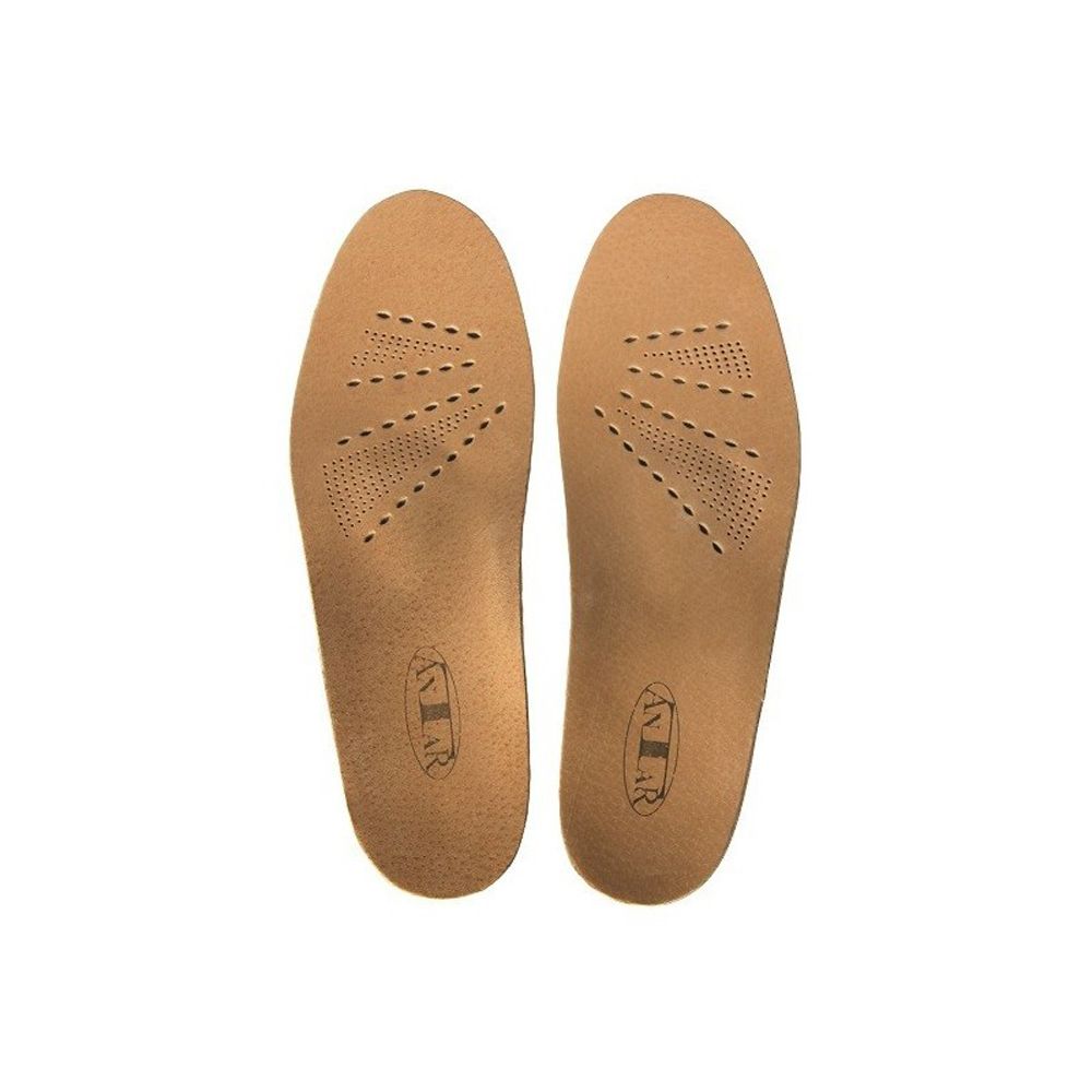 Zwei braune orthopädische Einlagen aus Leder. Mit Längs- und Quergewölbestütze. Perforationen im Vorfußbereich. Logo am Fersenbereich.