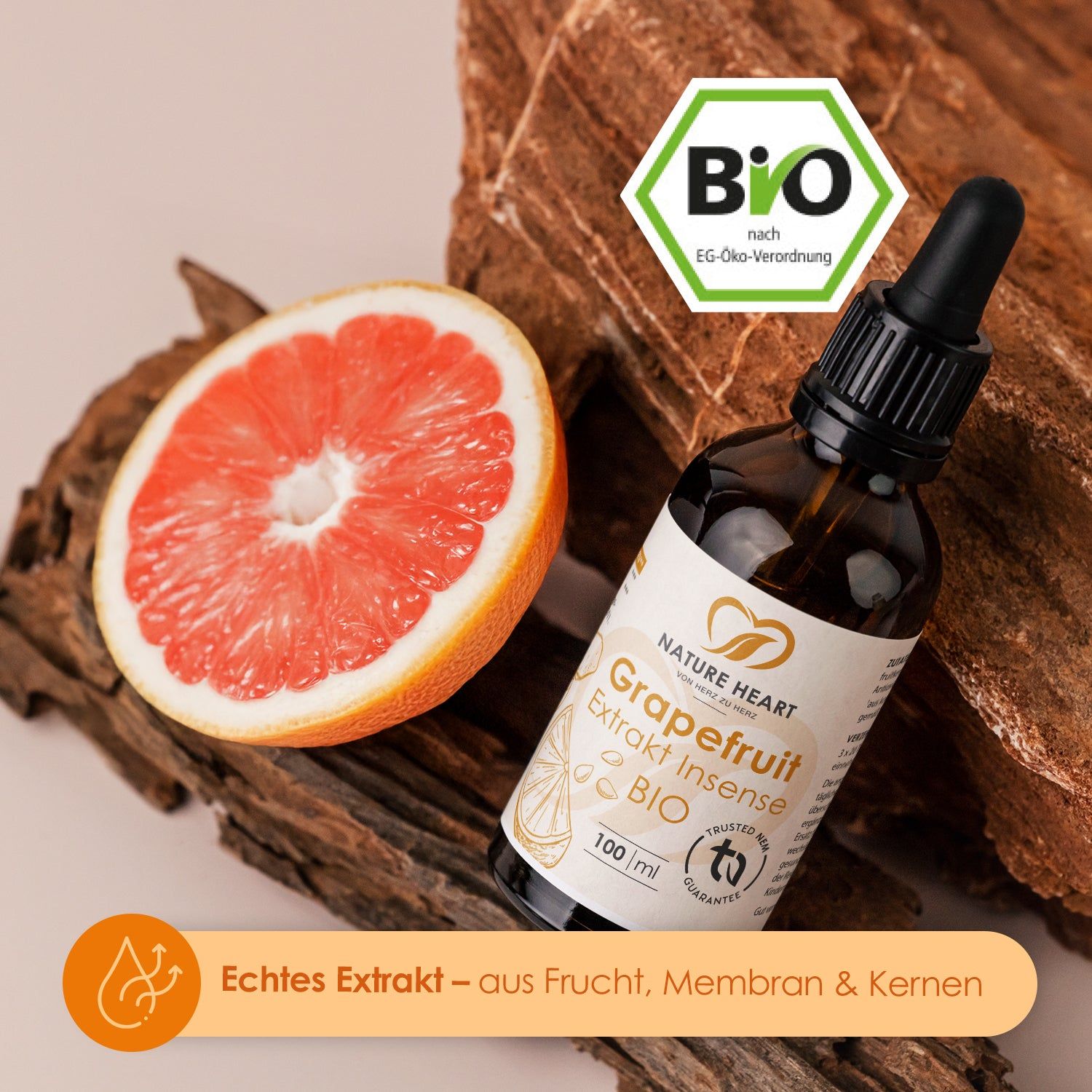 Braunglasflasche mit Tropfer, neben Grapefruit-Hälfte. BIO-Zertifizierung. Text: Echtes Extrakt – aus Frucht, Membran & Kernen. 100 ml.