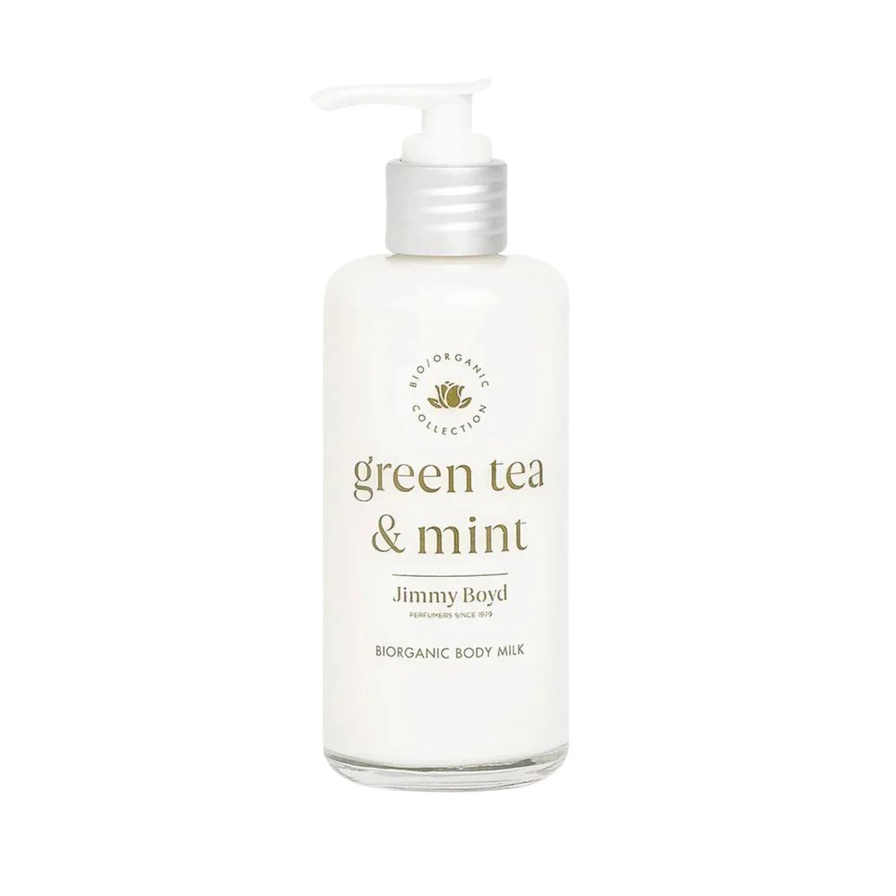 Körperlotion-Flasche mit Pumpverschluss. Aufschrift: Green Tea & Mint, Jimmy Boyd. Bioorganic Body Milk.