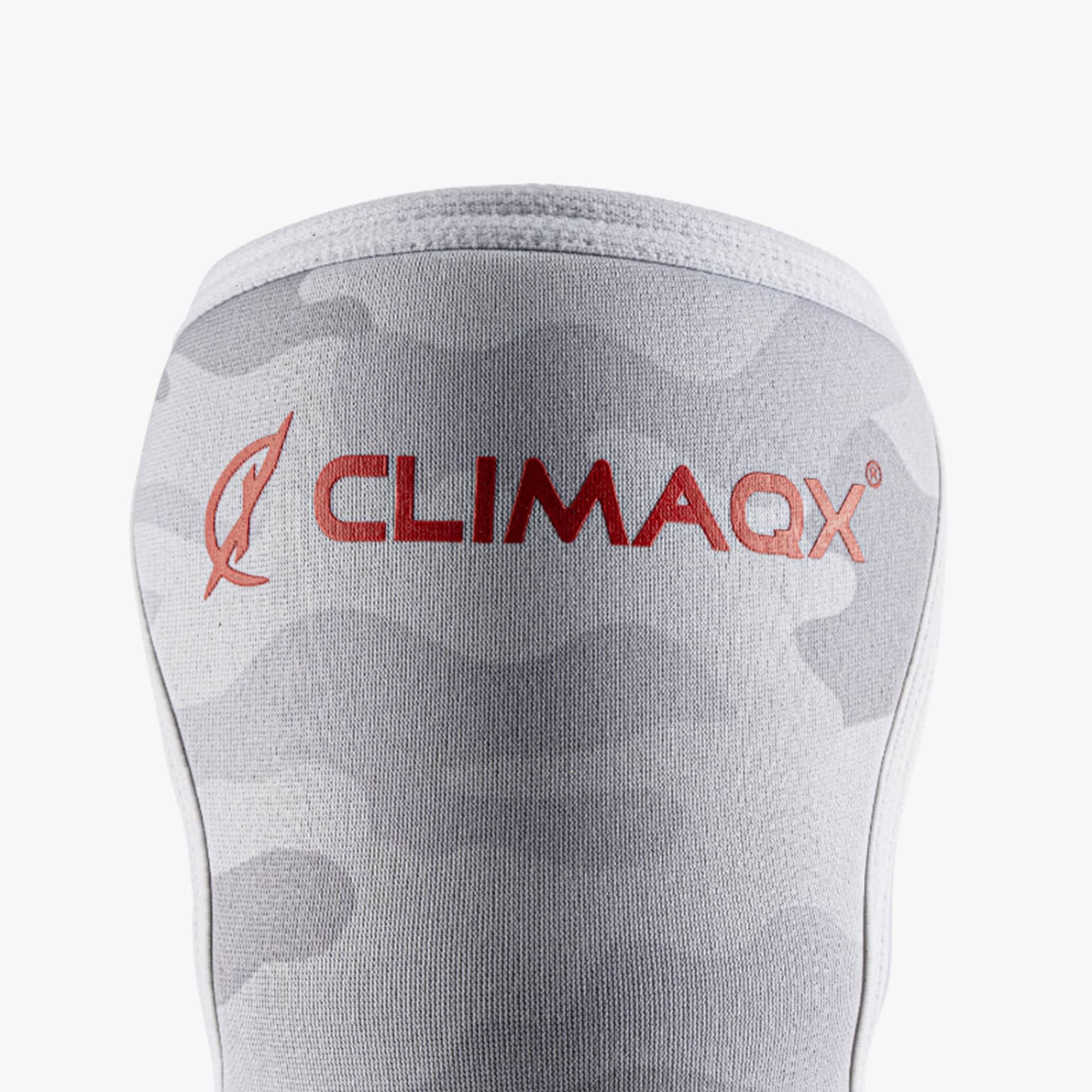 Nahaufnahme einer Kniebandage mit Tarnmuster. Oben steht in Rot CLIMAQX. Das Produkt ist aus Stoff gefertigt.