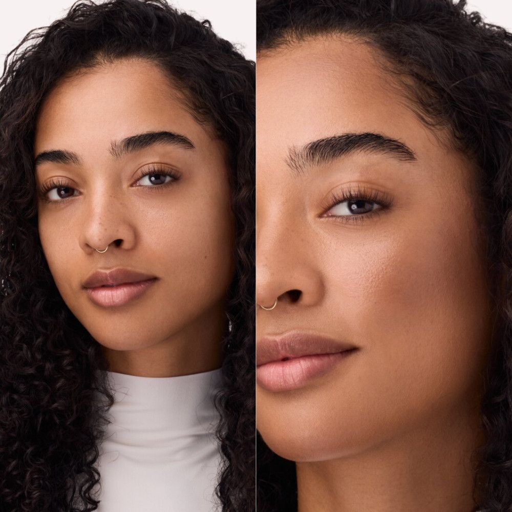 Gesicht einer Frau, links ungeschminkt, rechts geschminkt. Gebräunte Haut, dunkle Augenbrauen, Nasenring. Rechts: Konturierung sichtbar.
