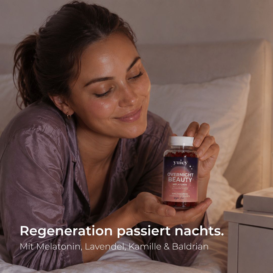 Eine Frau hält ein Glas yuicy® Overnight Beauty Gummies. Text: Melatonin, Lavendel, Kamille & Baldrian. Rote Gummibärchen.