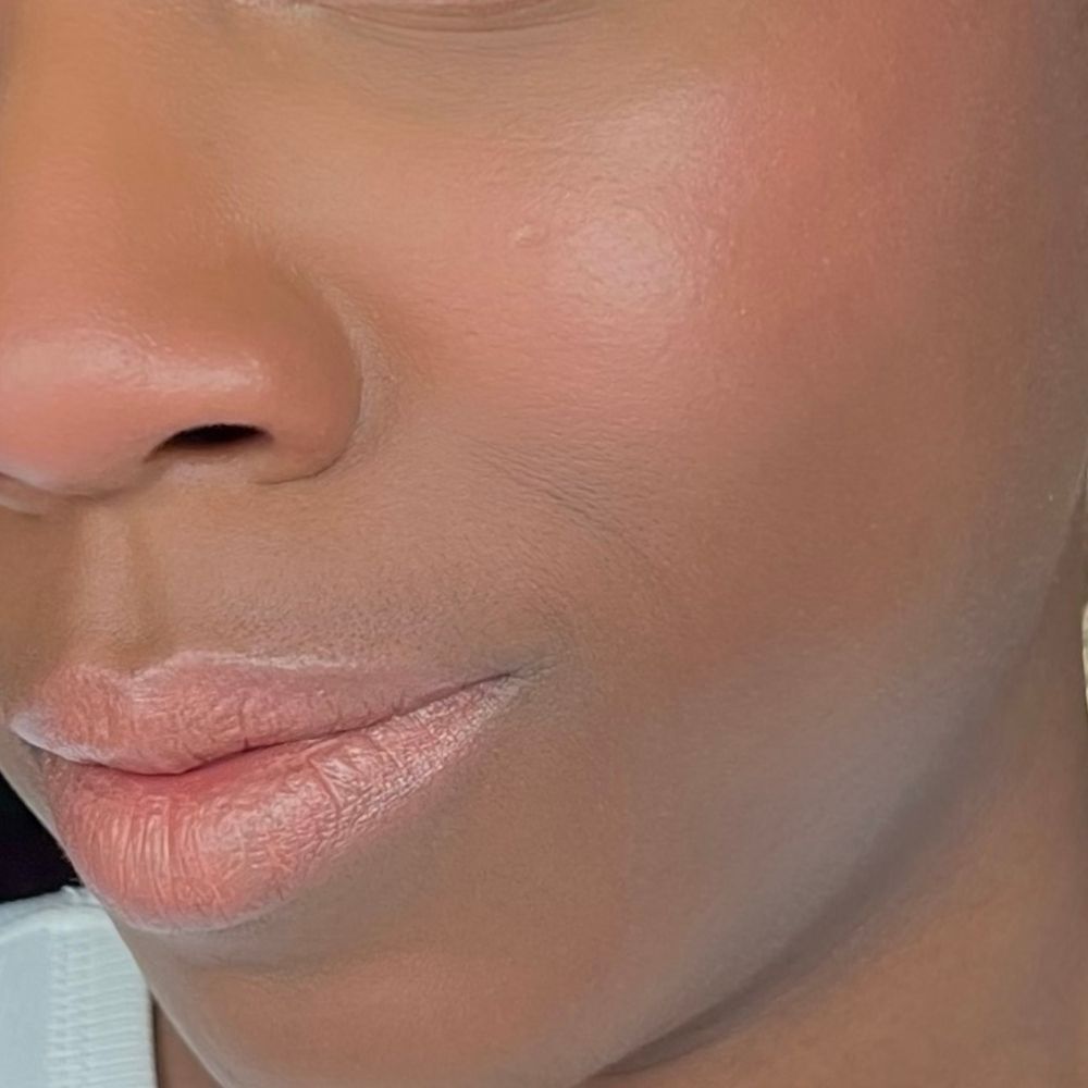 Nahaufnahme eines Gesichts. Lippen und Wangen mit Make-up. Dunkle Haut.