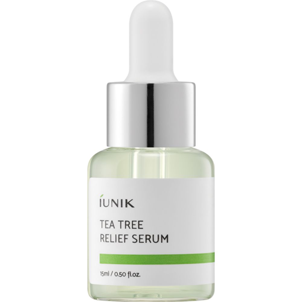 Klarer Glasbehälter mit weißem Etikett und grüner Linie. Aufschrift: IUNIK, Tea Tree Relief Serum. Weiße Pipette.